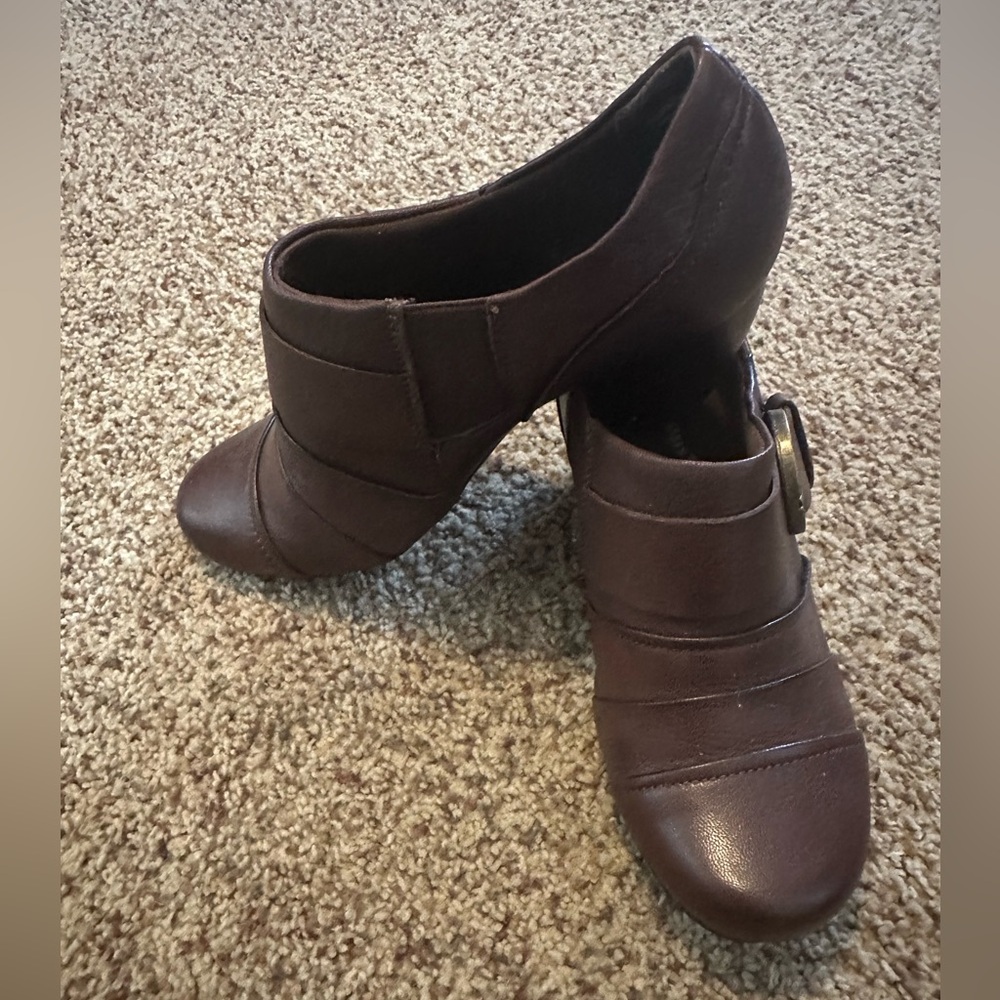 Bare Traps Tasha bootie size 7 Medium.